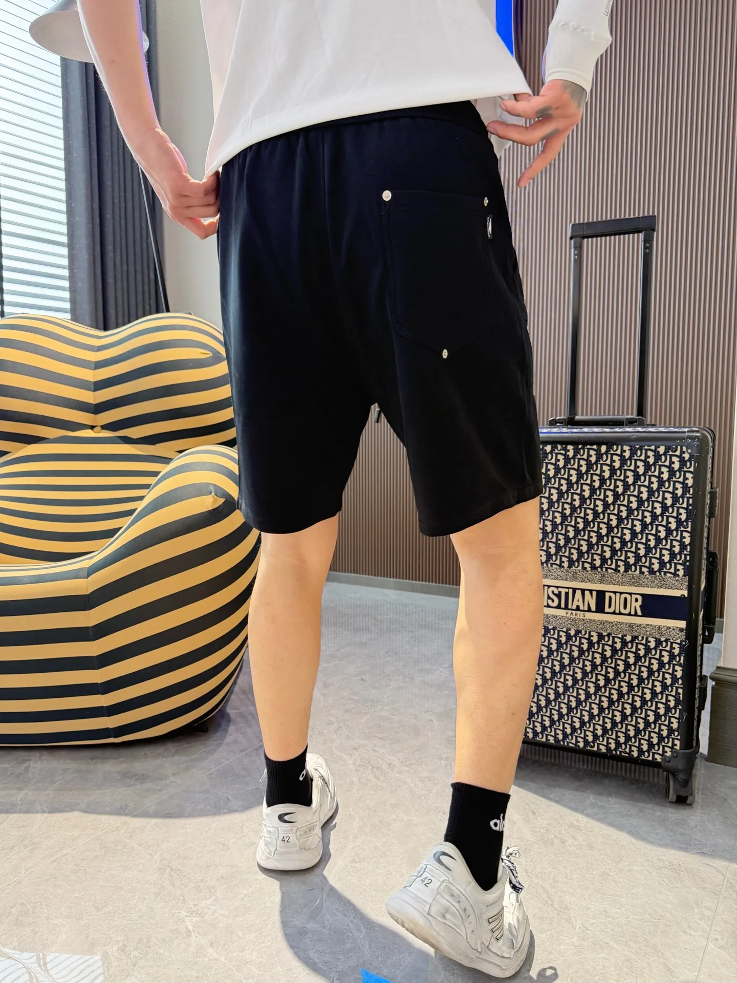 Balenciaga's three-standard complete 2026 summer New Arrival men's casual shorts, advanced custom-made Breathable fabric, Breathable fabric, extremely stretchy and comfortable, impeccable details, top-grade accessories, original logo design concept, delicate and soft feel! The upper body fit is awesome! Size: M-XXXL Please state your height and weight when ordering